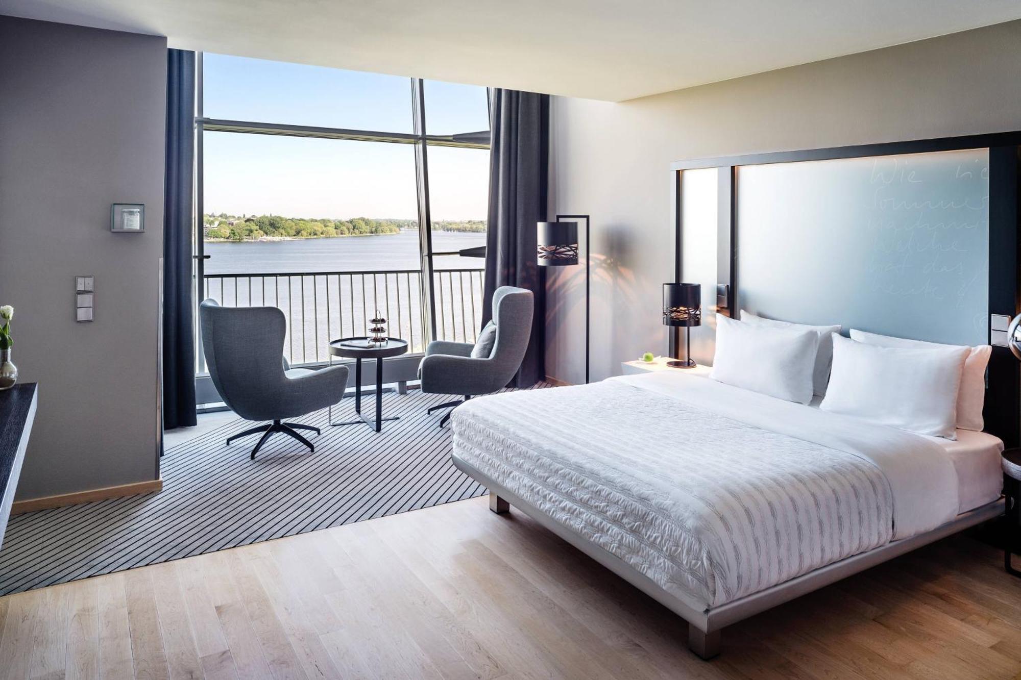 Le Meridien Hamburg Zewnętrze zdjęcie A guest room at the Westin Riverfront