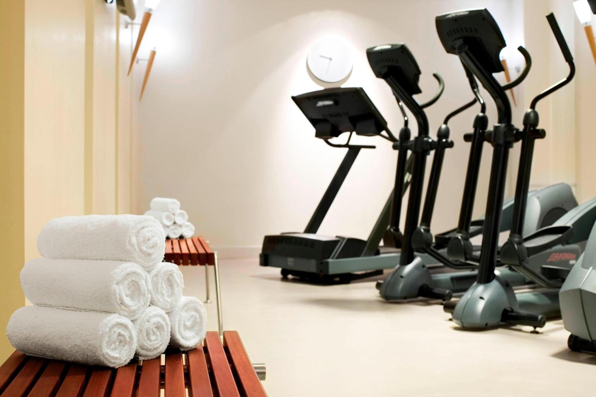 Le Meridien Hamburg Zewnętrze zdjęcie Elliptical cross trainer
